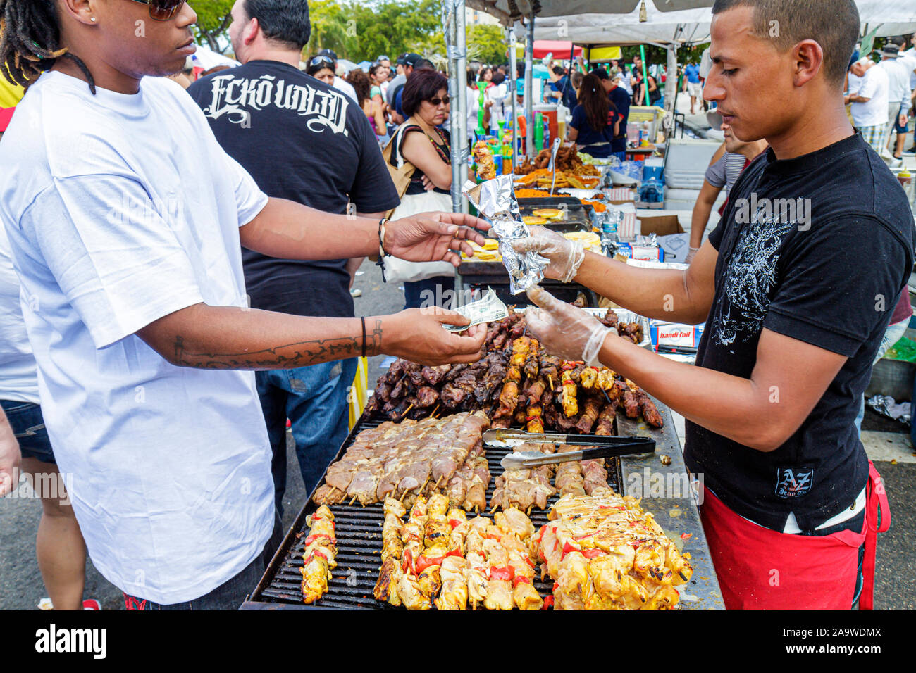 Miami Florida, Little Havana, Calle Ocho, Carnaval Miami, jährliches Hispanic Festival, Schwarze Männer männlich, Koch, Essen, Verkäufer Verkäufer Stände Stand Markt m Stockfoto