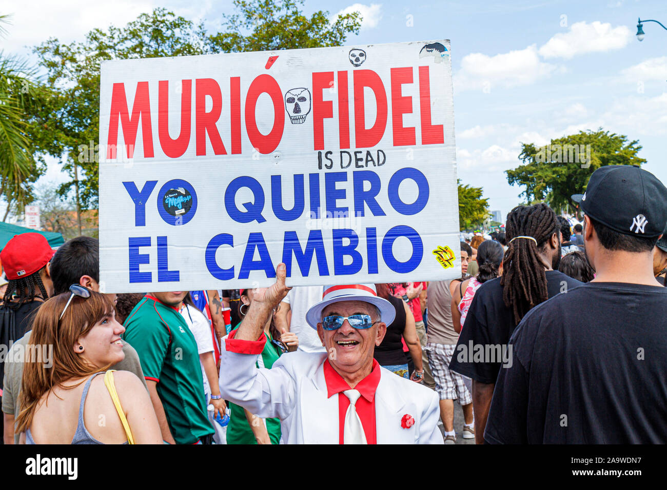 Miami Florida, Little Havana, Calle Ocho, Carnaval Miami, jährliches Hispanic Festival, Senioren Bürger, Männer männlich, Zeichen, politisch, Fidel Castr Stockfoto