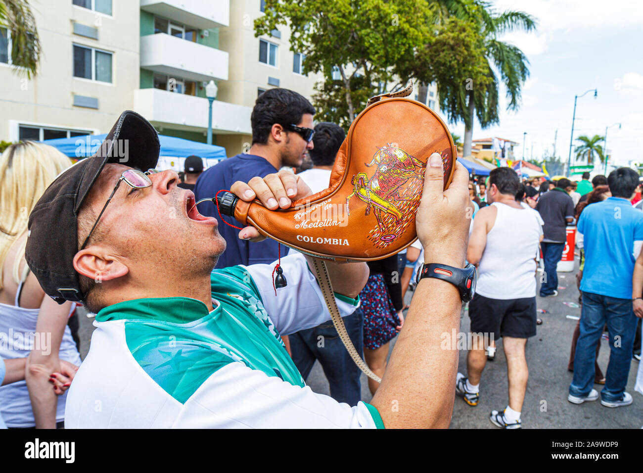 Miami Florida, Little Havana, Calle Ocho, Carnaval Miami, jährliches Hispanic-Festival, Erwachsene Erwachsene Männer Männer, Getränke Getränke Getränke Trinken, Visi Stockfoto