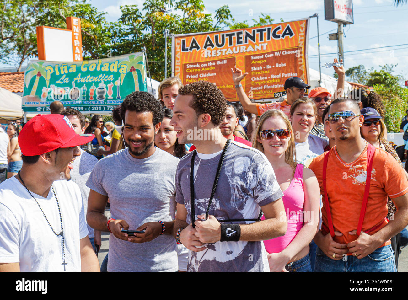 Miami Florida, Little Havana, Calle Ocho, Carnaval Miami, jährliches Hispanic Festival, Erwachsene Erwachsene Männer Männer, Frauen Frauen weibliche Dame, Besucher reisen trave Stockfoto