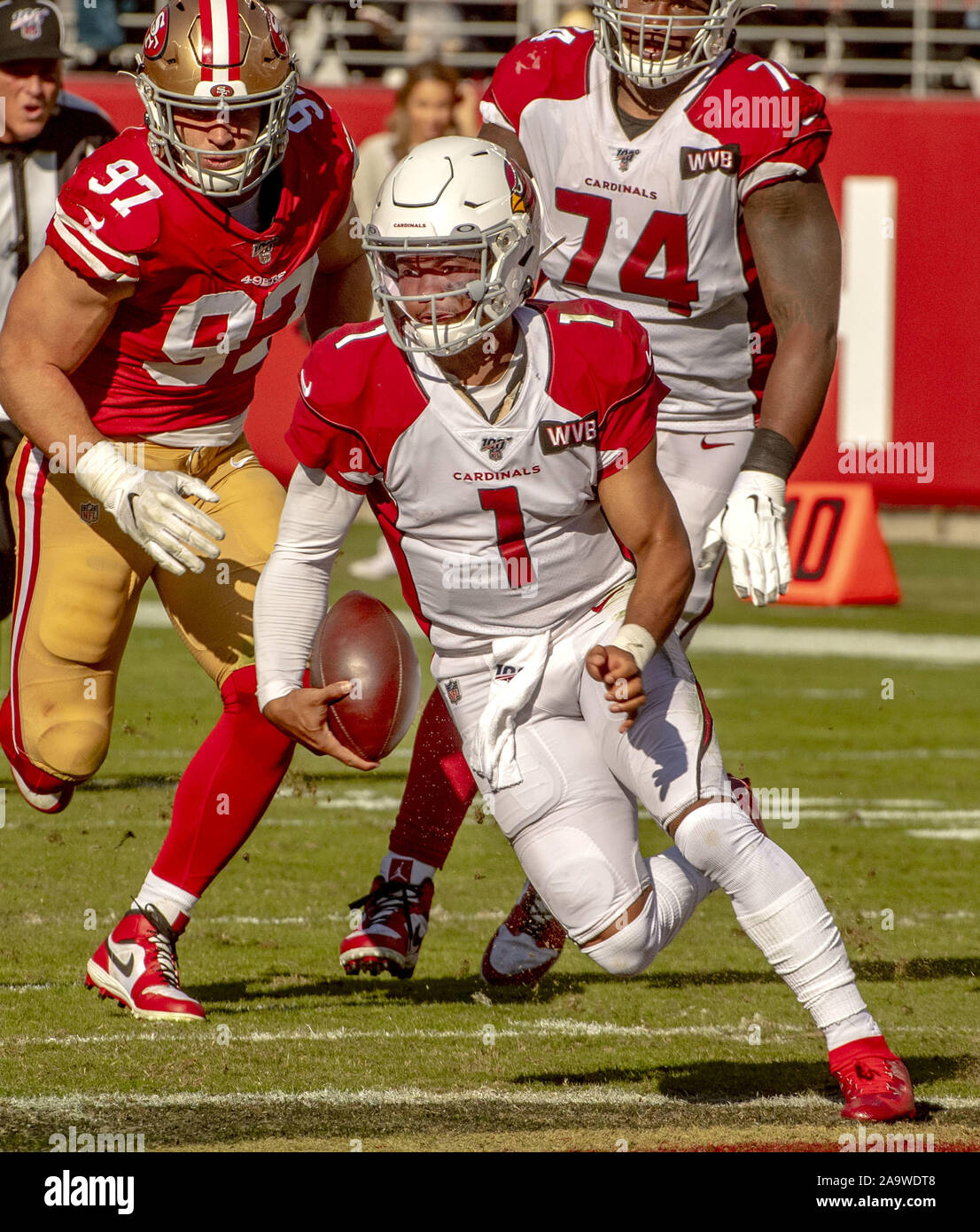 Santa Clara Kalifornien Usa 17 Nov 2019 Arizona Quarterback Kyler Murray 1 Fuss Des Feldes Nach Der Nfl Football Spiel Zwischen Den Arizona Cardinals Und Den San Francisco 49ers 26 36 Bei Levi