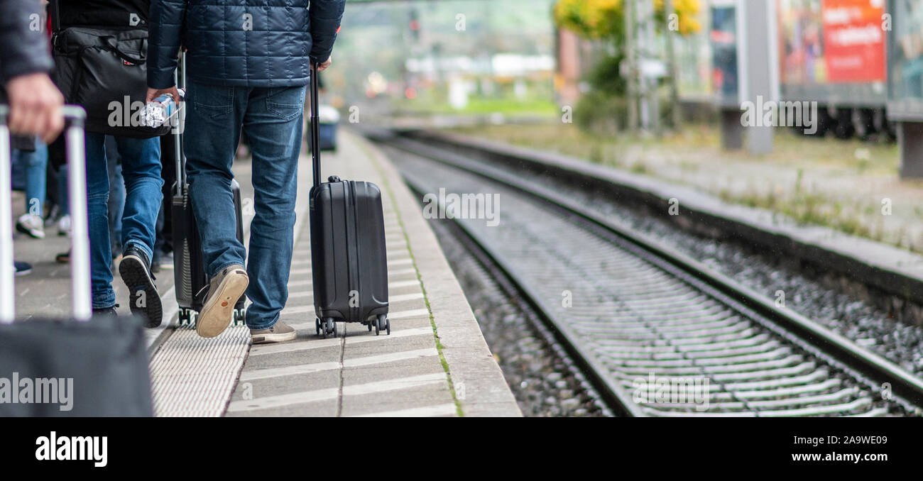 Freiburg, Deutschland. 06 Nov, 2019. Reisende mit dem Zug mit ihren Karren auf der Plattform am Hauptbahnhof hinter der weißen Linie. Hinter der weißen Linie, ankommenden Züge können Turbulenzen, welche Objekte und Menschen auf die Bahn ziehen kann. Die föderale Polizei erhöhen den Schutz der Bahnanlagen. Nach Angaben der Bundespolizei, die Gefahren des Schienenverkehrs werden oft unterschätzt. Quelle: Patrick Seeger/dpa/Alamy leben Nachrichten Stockfoto