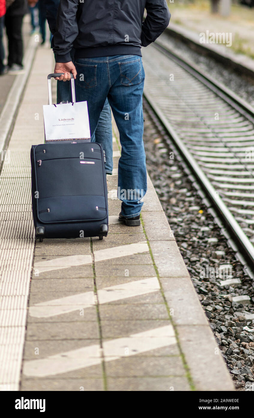 Freiburg, Deutschland. 06 Nov, 2019. Reisende mit dem Zug mit ihren Karren auf der Plattform am Hauptbahnhof hinter der weißen Linie. Hinter der weißen Linie, ankommenden Züge können Turbulenzen, welche Objekte und Menschen auf die Bahn ziehen kann. Die föderale Polizei erhöhen den Schutz der Bahnanlagen. Nach Angaben der Bundespolizei, die Gefahren des Schienenverkehrs werden oft unterschätzt. Quelle: Patrick Seeger/dpa/Alamy leben Nachrichten Stockfoto