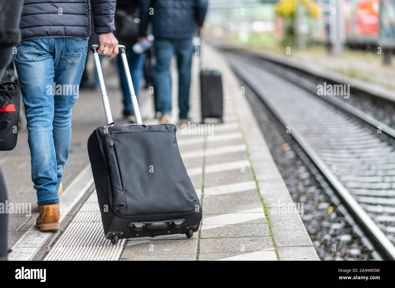 Freiburg, Deutschland. 06 Nov, 2019. Reisende mit dem Zug mit ihren Karren auf der Plattform am Hauptbahnhof hinter der weißen Linie. Hinter der weißen Linie, ankommenden Züge können Turbulenzen, welche Objekte und Menschen auf die Bahn ziehen kann. Die föderale Polizei erhöhen den Schutz der Bahnanlagen. Nach Angaben der Bundespolizei, die Gefahren des Schienenverkehrs werden oft unterschätzt. Quelle: Patrick Seeger/dpa/Alamy leben Nachrichten Stockfoto