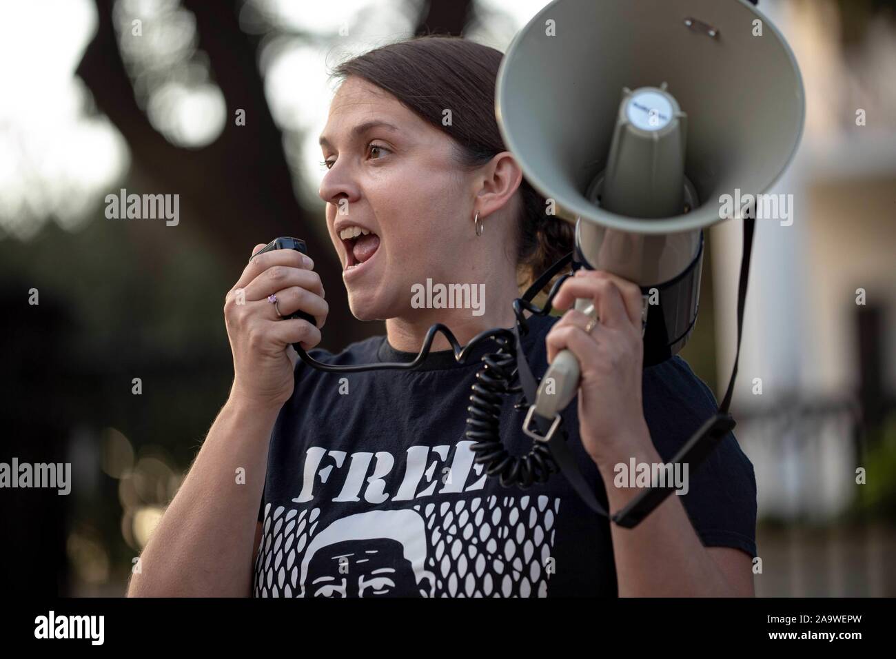 Corona, CA, USA. 17. Nov, 2019. Randi Jones Hensley, spricht mit einer Menschenmenge vor dem Governor's Mansion zwei Tage nach Rodney Reed die Hinrichtung durch den Staat Texas gewährt wurde. Quelle: Chris Rusanowsky/ZUMA Draht/Alamy leben Nachrichten Stockfoto