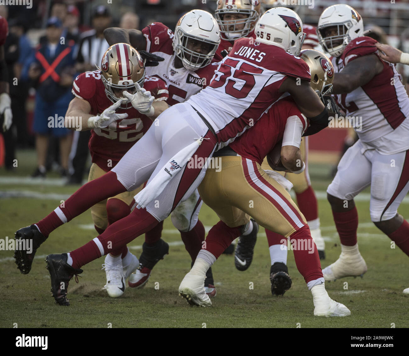 Santa Clara, USA. 17. Nov, 2019. San Francisco 49ers quarterback Jimmy Garoppolo (10) ist sacked für einen Verlust von sieben Yards durch Arizona Cardinals linebacker Krämer Jones (55), im dritten Quartal bei Levi's Stadion in Santa Clara, Kalifornien am Sonntag, 17. November 2019. Die 49ers besiegten die Kardinäle 36-26 bis 9-1 gehen. Foto von Terry Schmitt/UPI Quelle: UPI/Alamy leben Nachrichten Stockfoto