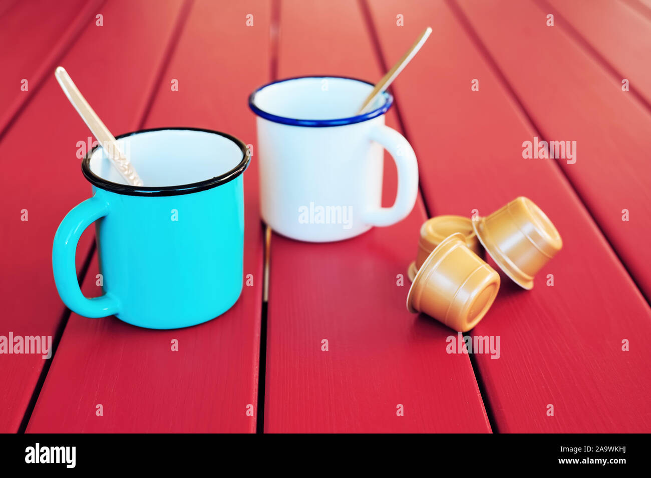 Zwei vintage Kaffee Tassen Cappuccino Kapseln auf roten hölzernen Tisch. Kaffee am Morgen. Stockfoto