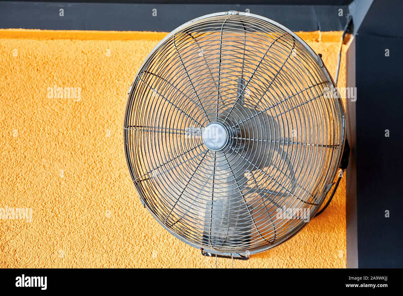 Vintage Luftkühlung Lüfter montiert auf einem gelben wand die Luft. Nähe zu sehen. Stockfoto