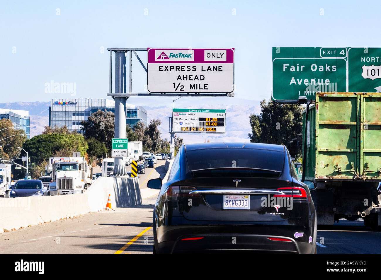 15.November 2019 Sunnyvale/CA/USA-Fahrzeuge auf der Autobahn 237 in South San Francisco Bay Area; Neu Express Lane Zeichen geöffnet, bildlich darstellen. Stockfoto