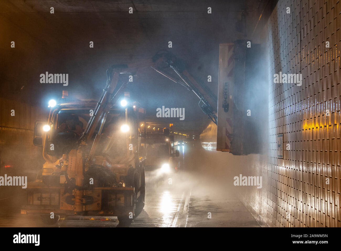 Berlin, Deutschland. 31 Okt, 2019. Eine übergroße Bürstenwalze, montiert auf einem Lkw wird verwendet, um eine Tunnelwand auf die Stadtautobahn zu reinigen. Credit: Paul Zinken/dpa/Alamy leben Nachrichten Stockfoto