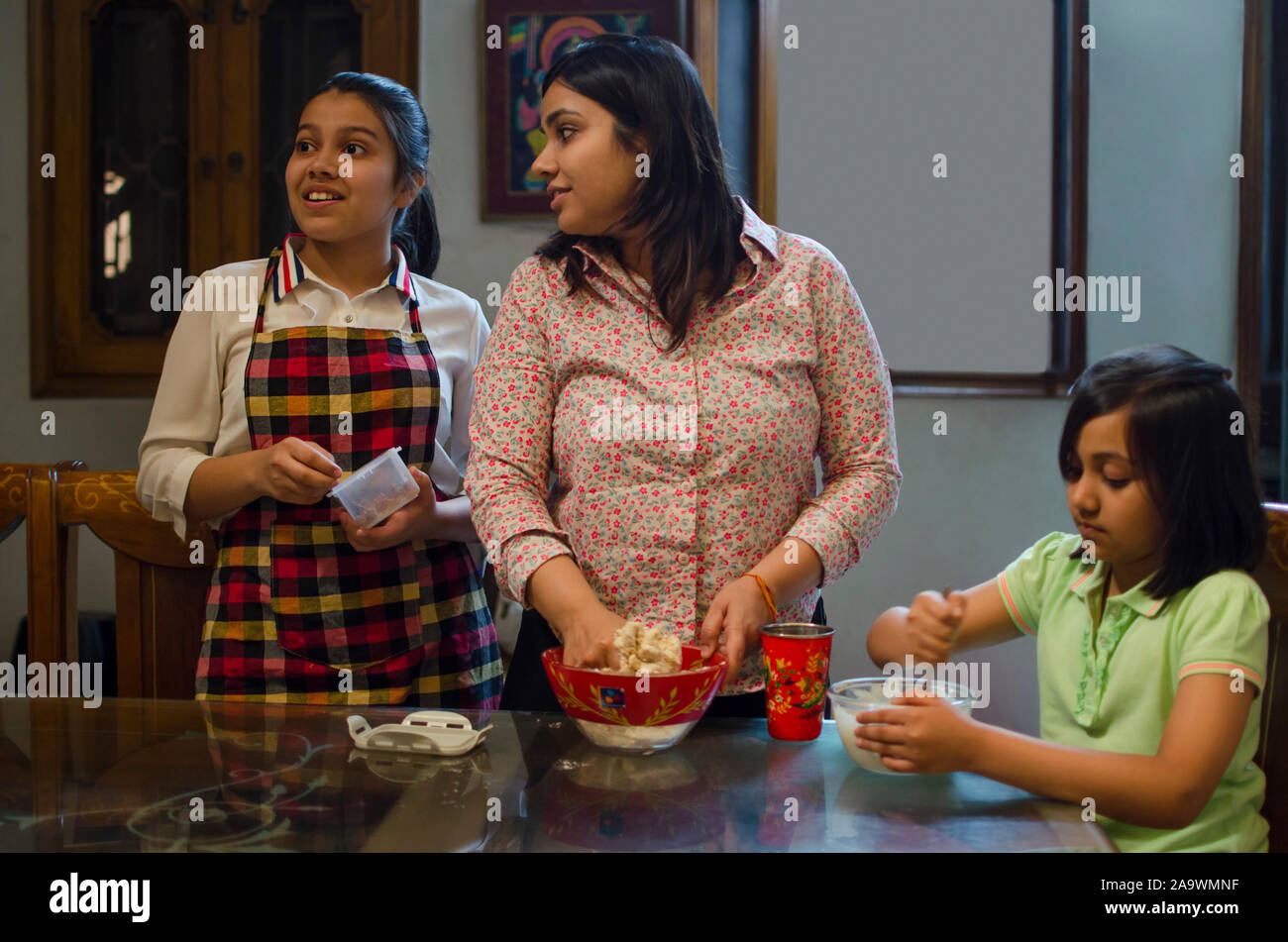 Töchter helfen der Mutter in die Zubereitung von Essen Stockfoto