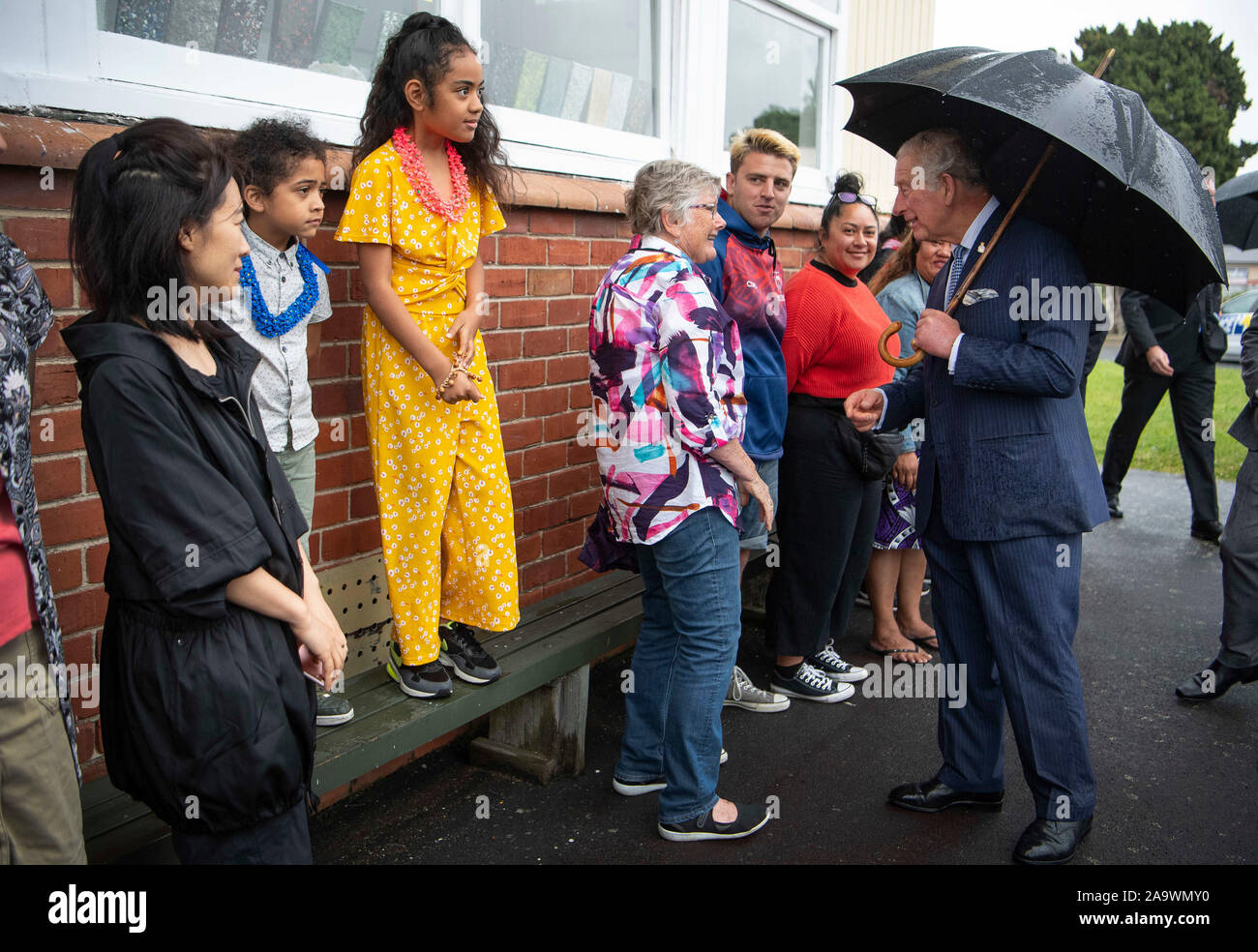 Der Prinz von Wales, die während eines Besuchs auf kritische Design, einem in Auckland gegründete Firma, stellt eine Reihe von Büro- und Haushaltswaren Produkte aus recycelten Materialien, bei Wesley Intermediate School in Auckland am zweiten Tag der königlichen Besuch in Neuseeland. PA-Foto. Bild Datum: Montag, November 18, 2019. Siehe PA Geschichte ROYAL Tour. Photo Credit: Victoria Jones/PA-Kabel Stockfoto
