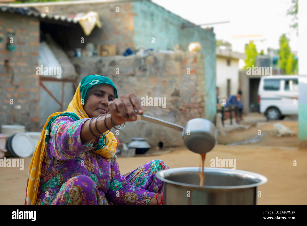 Frau Tee in einem großen Topf Stockfoto