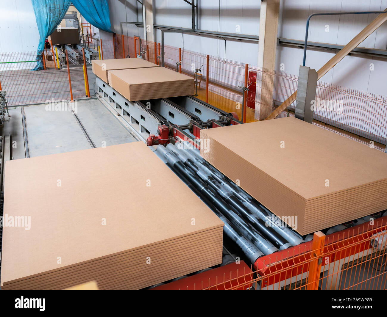 Moderne Fabrik auf die Produktion von Möbel Platte aus Holz Abfälle Stockfoto