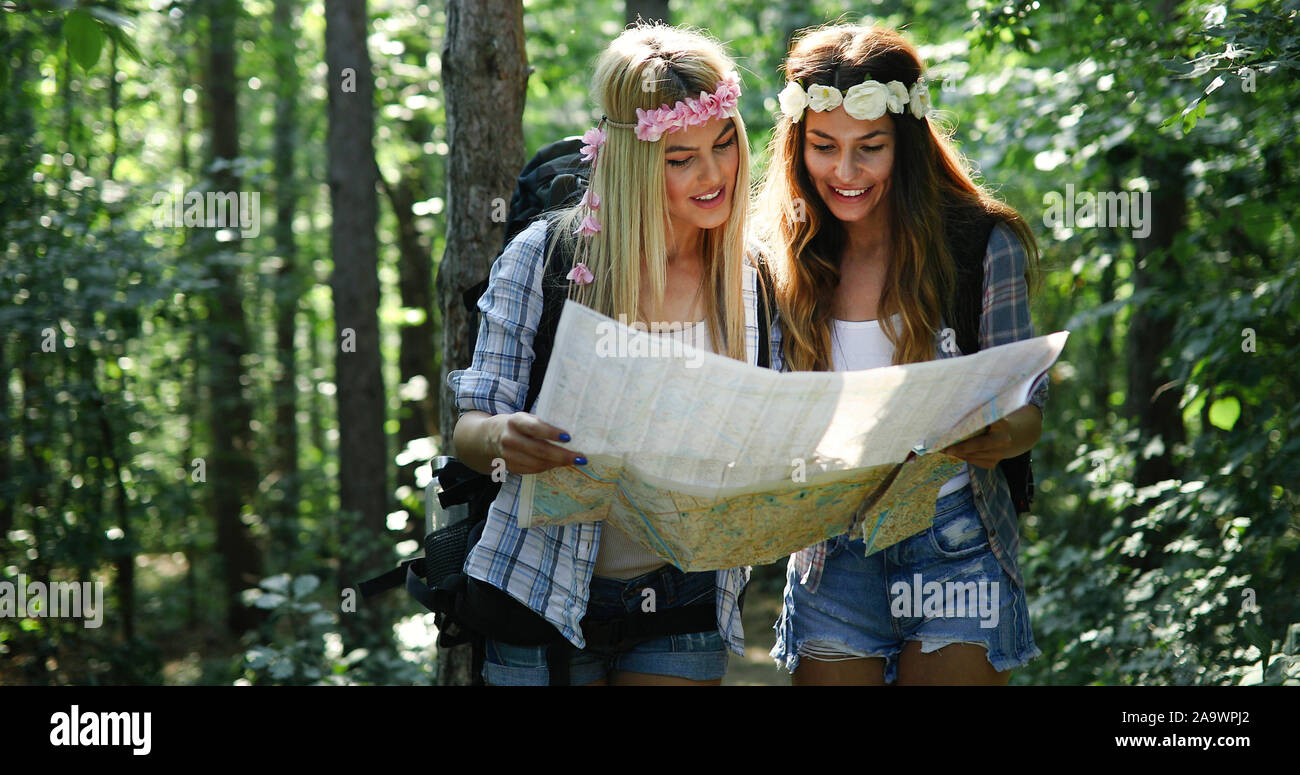 Schöne junge Frauen viel Zeit in der Natur Stockfoto