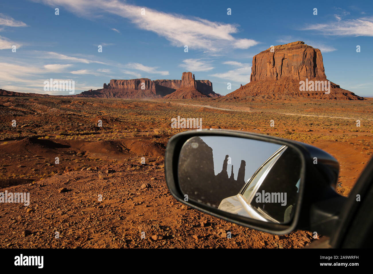 Die berühmten Buttes von Monument Valley im Auto reflektierenden Spiegel Stockfoto