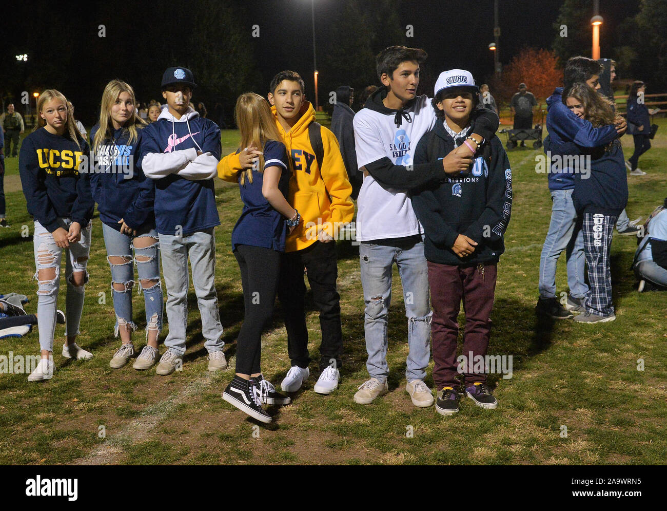 Santa Clarita, United States. 17. Nov, 2019. Bewohner sammeln für eine Gemeinschaft vigil die Erinnerung an die Opfer des Schießens in der vergangenen Woche in Saugus High School in Santa Clarita, Kalifornien am Sonntag, 17. November 2019 zu Ehren. Donnerstag Schießen fand das Leben der zwei unschuldige Opfer, Gracie Anne Muehlberger, 15 und Dominic Blackwell, 14, und der Shooter, Nathaniel Tennosuke Berhow. 16. Foto von Jim Ruymen/UPI Quelle: UPI/Alamy leben Nachrichten Stockfoto