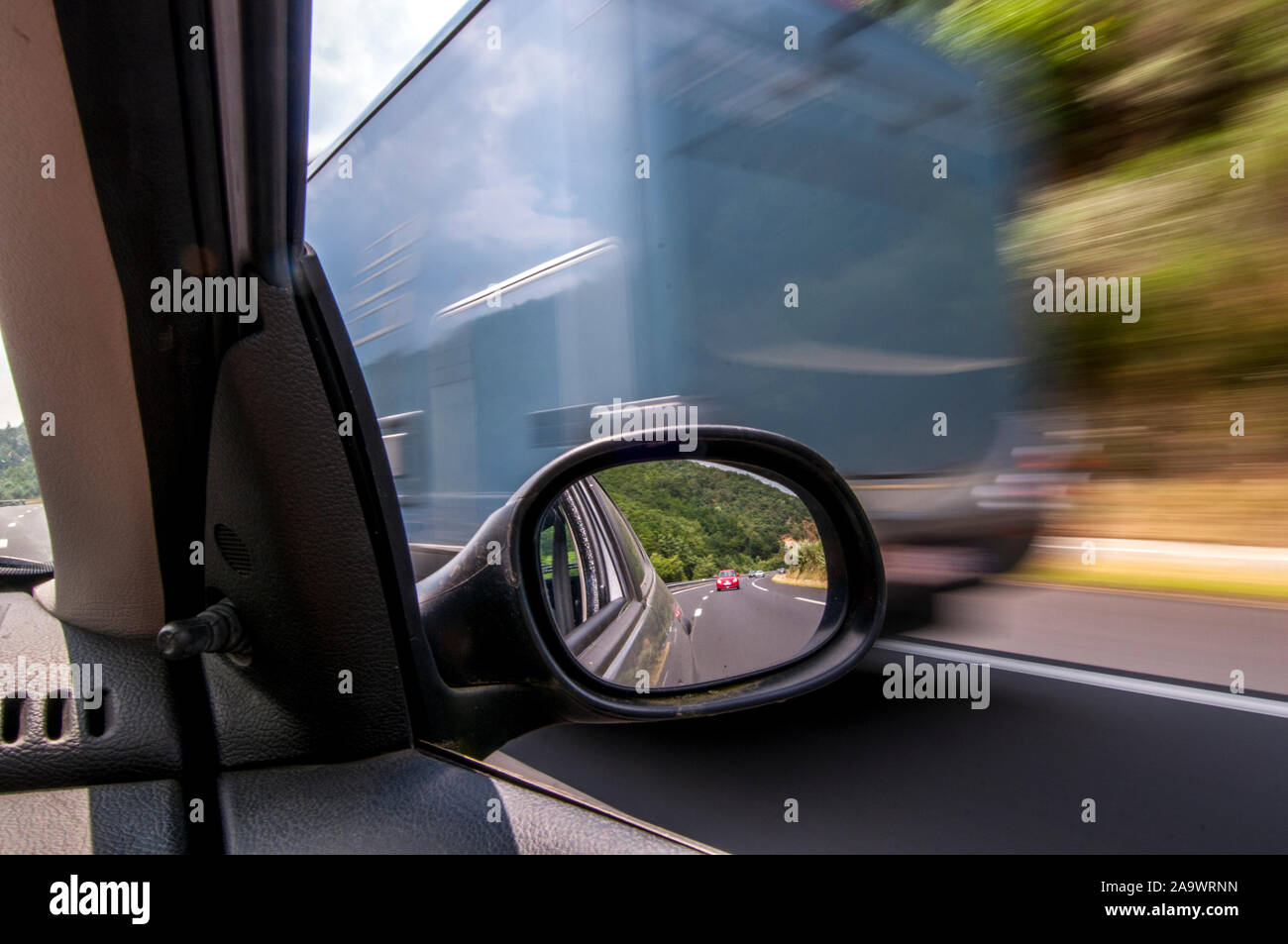 Auto übergibt Lkw auf der Autobahn Stockfoto