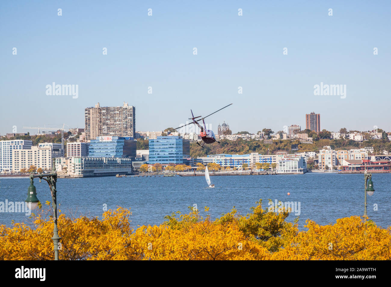 Hubschrauber über der 30. Straße Hubschrauberlandeplatz, New York City, Vereinigte Staaten von Amerika. Stockfoto