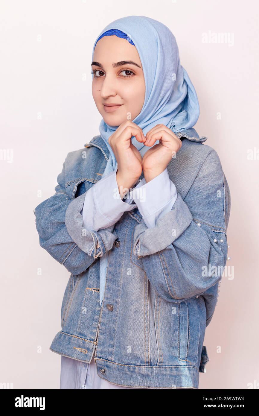 Happy muslimische Frau, die traditionelle abaya Kleidung und gesundes Herz Form Abbildung bilden. Positive menschliche Emotion Ausdruck, Liebe, Fürsorge, Er Stockfoto