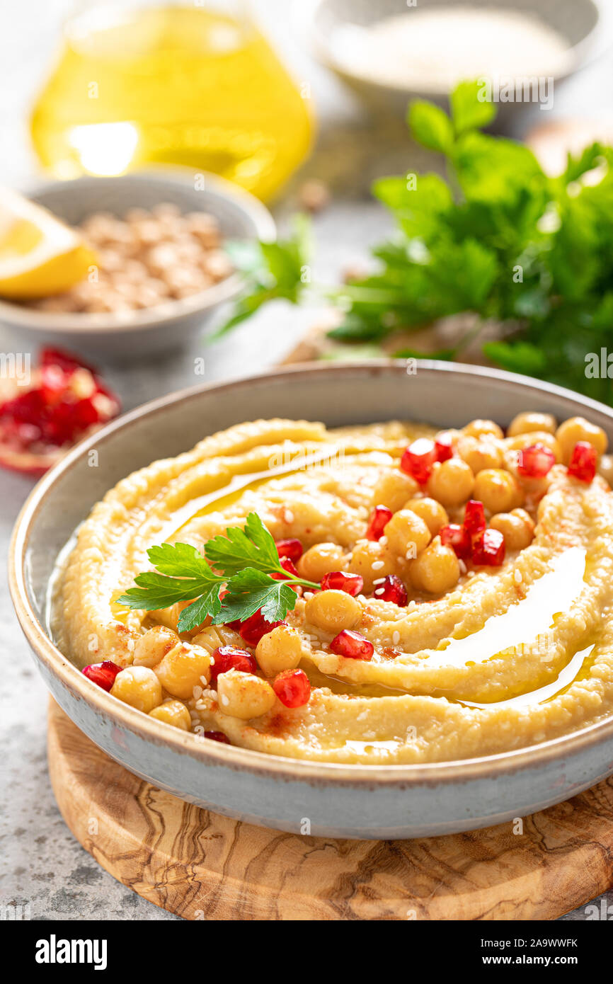 Kichererbsen mit Hummus tahini in eine Schüssel geben. Gesunde vegetarische Vorspeise. Nahöstliche Küche Stockfoto