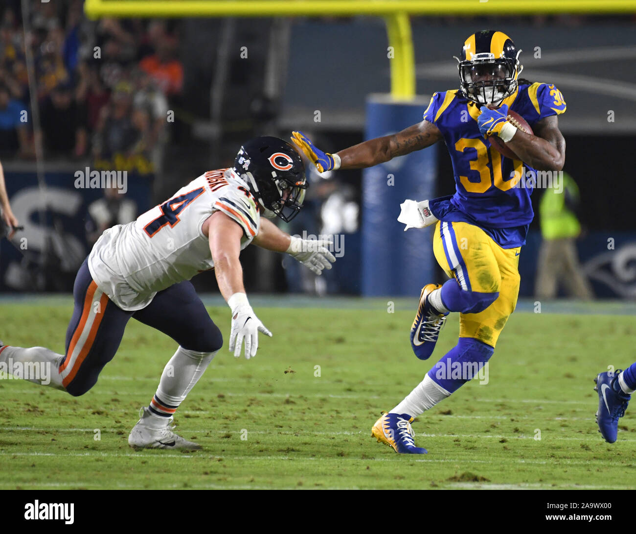 Los Angeles, USA. 17. Nov, 2019. Rams laufen zurück Todd Gurley (R) läuft von Bären linebacker Nick Kwiatkowski (L) an der United Airlines Kolosseum in Los Angeles am Sonntag, 17. November 2019. Die Rams besiegt die Bären 17-7. Foto von Jon SooHoo/UPI Quelle: UPI/Alamy leben Nachrichten Stockfoto