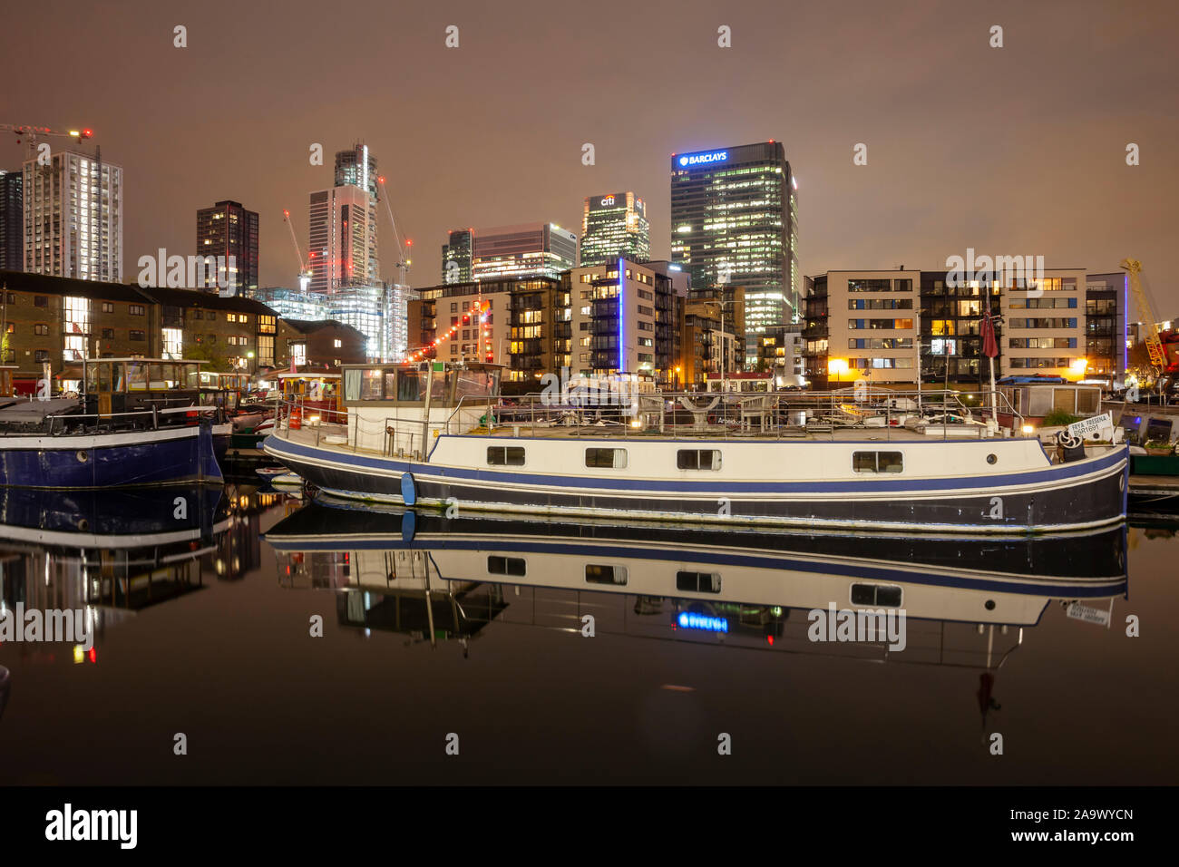 Nacht fällt auf die Docklands in London, England. Stockfoto