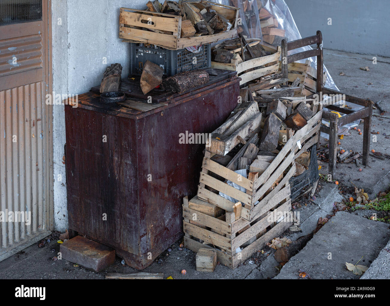 Alte Holzkisten vor dem Haus Stockfoto