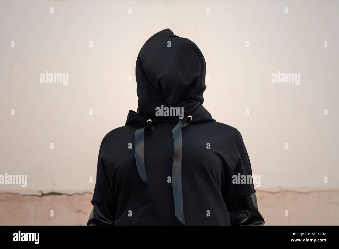 Frau Kopf mit schwarzem Stoff abgedeckt. Opfer, Slave, als Geisel. Frau mit dem verhüllten Gesicht. Das Konzept der Entführung, Inhaftierung, und Kriminalität. Kein Gesicht Stockfoto