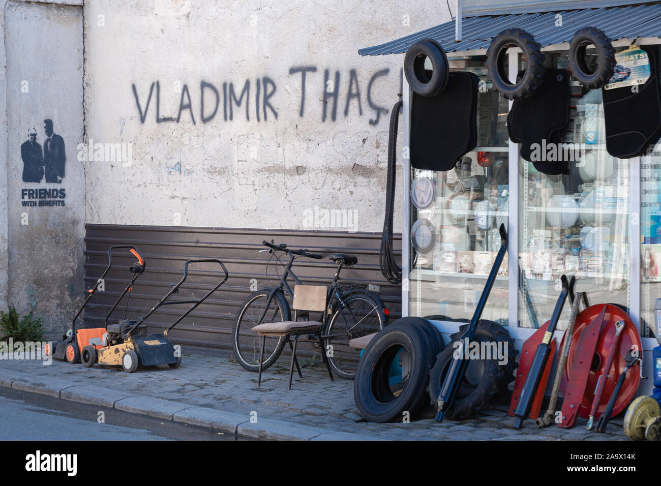 Vladimir Thag Schild an der Pristina-Wand Stockfoto