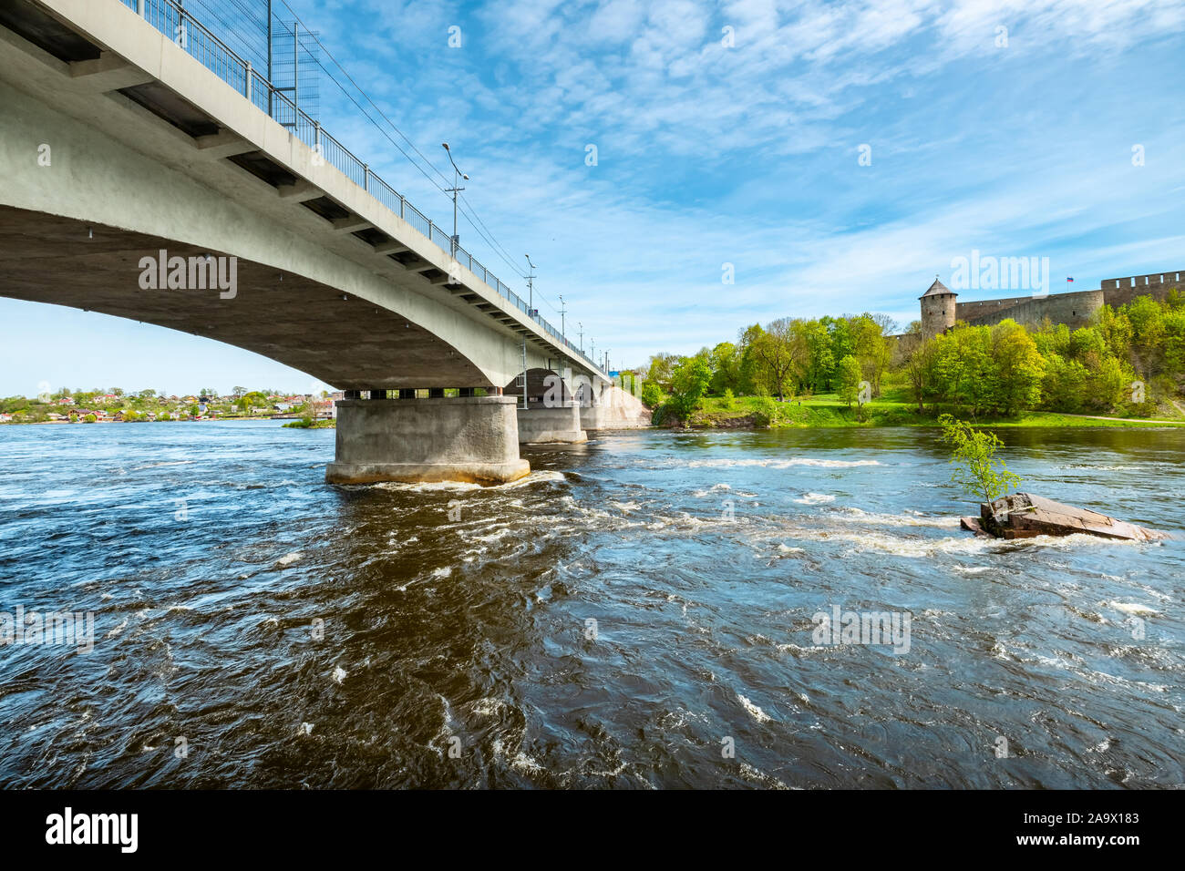 Grenzbrücke zwischen Narva, Estland und Russland Iwangorod, über den Fluss Narva. Festung Iwangorod auf Hintergrund Stockfoto
