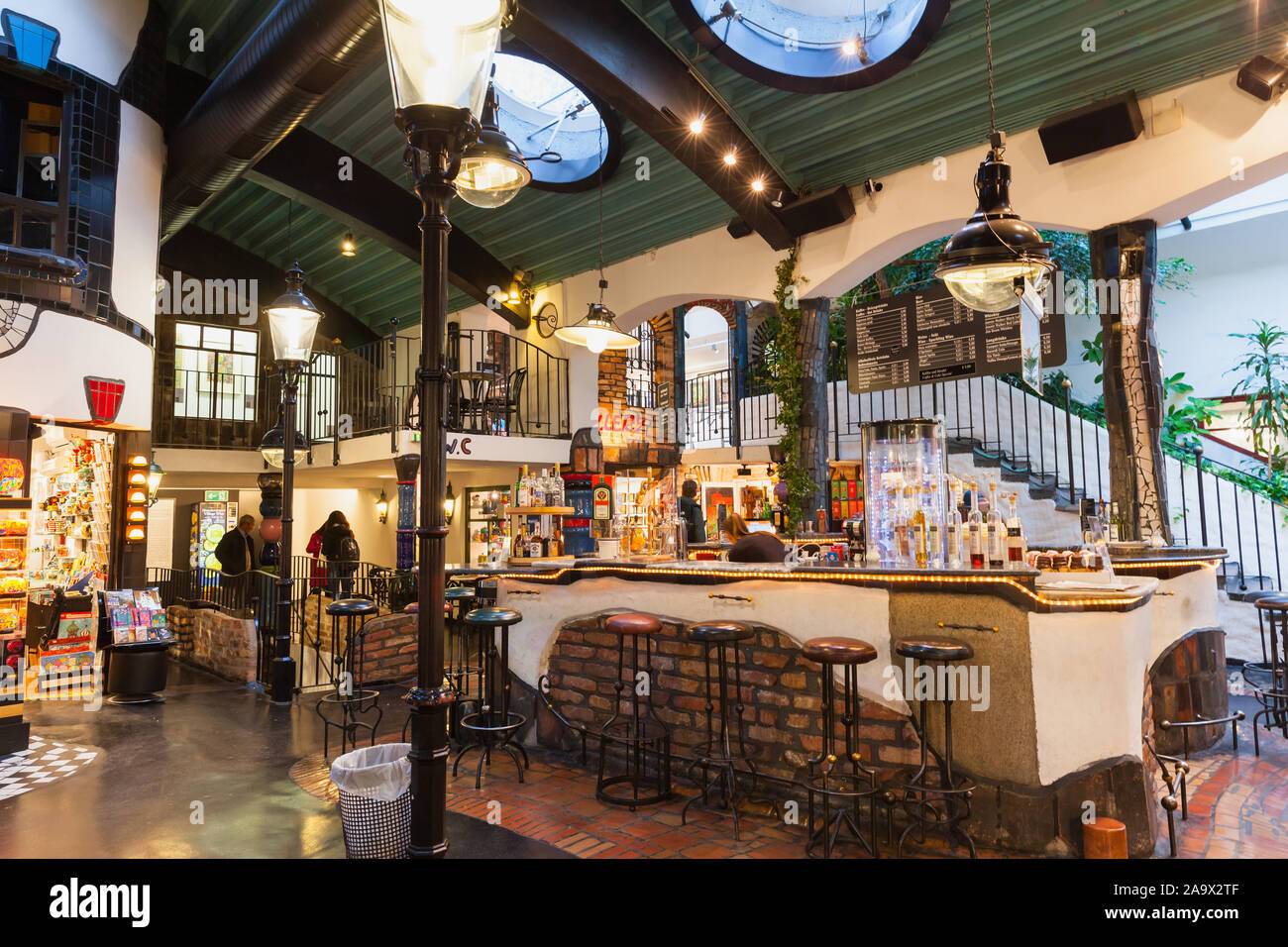 Wien, Österreich - November 1, 2015: Die Hundertwasser Village Cafe Bereich gebaut wurde, sowohl auf der Innen- und der Außenseite durch Konzepte des Künstlers Friedensre Stockfoto