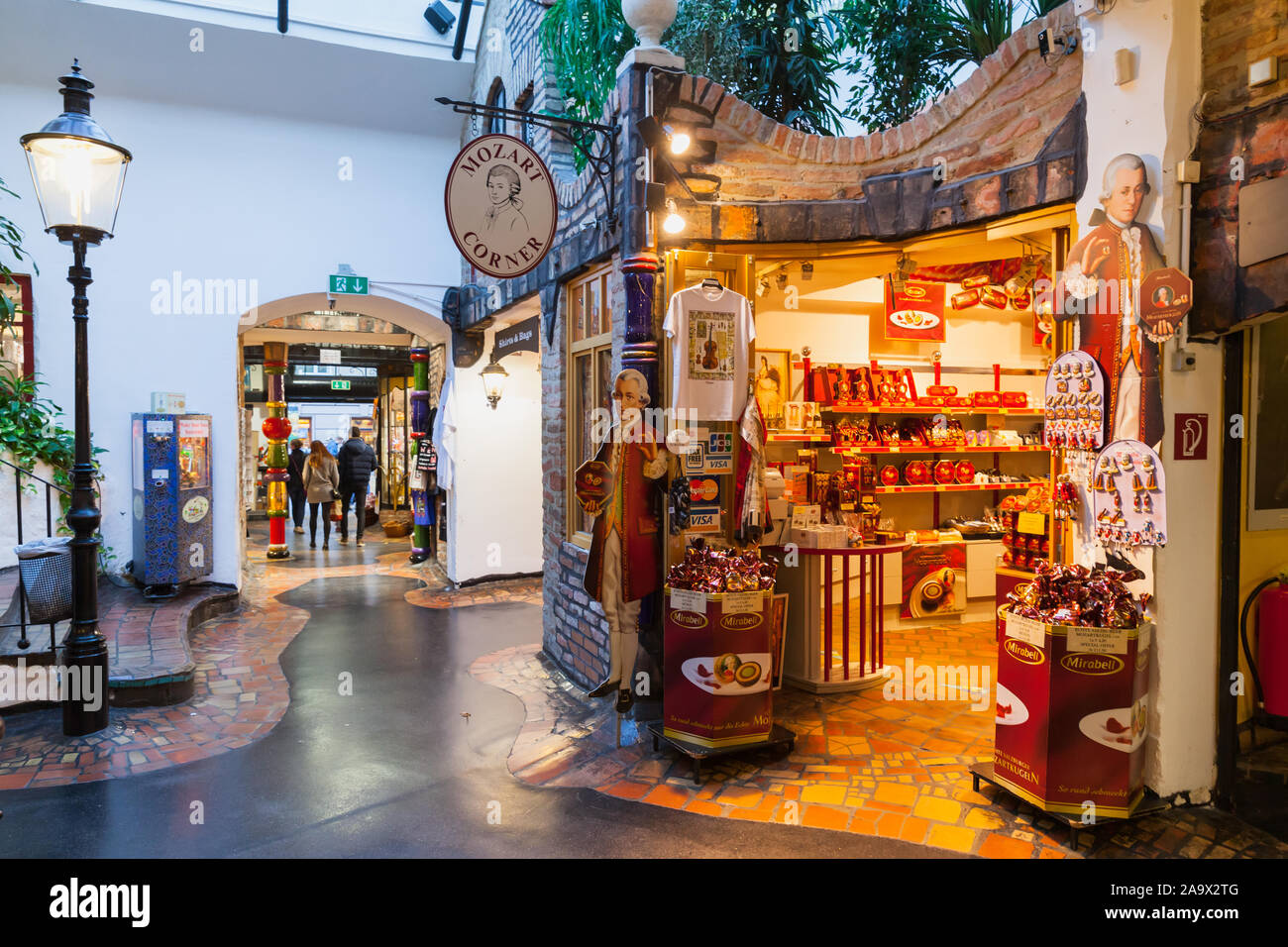 Wien, Österreich - November 1, 2015: Die Hundertwasser Village Cafe, Mozart Ecke. Es war durch Konzepte der Künstler Friedensreich Hundertwasser gebaut Stockfoto