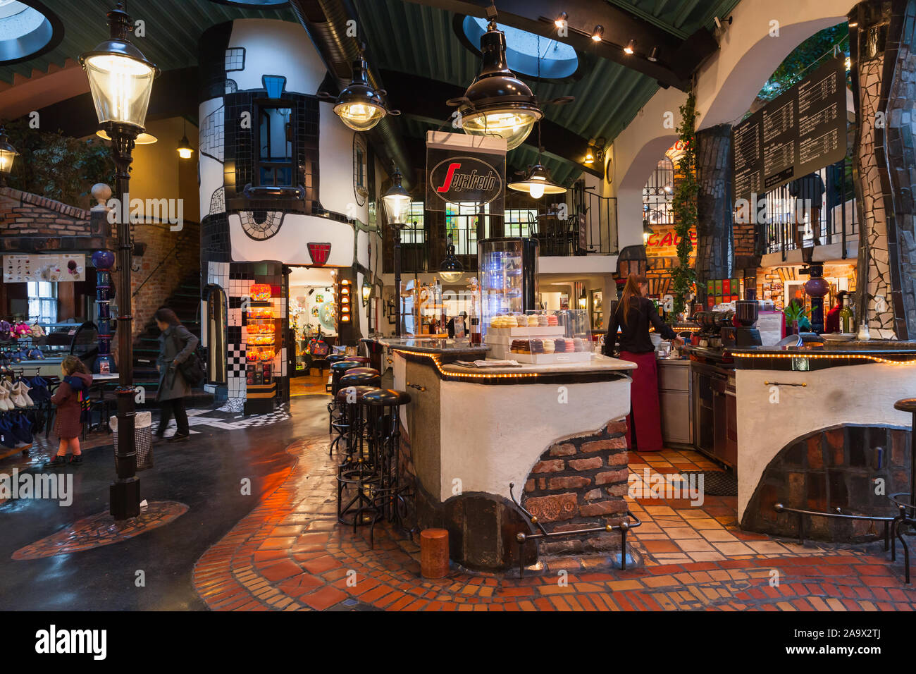 Wien, Österreich - November 1, 2015: Die Hundertwasser Village Cafe Bereich war sowohl auf die Innen- und Außenseite durch Konzepte von Friedensreich Hun gebaut Stockfoto