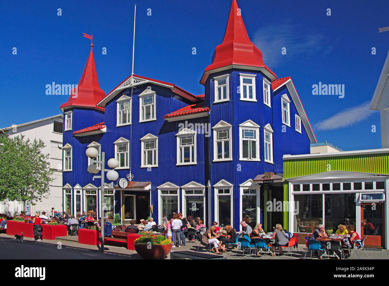 Europa, Insel, Akureyri, blaues Holzhaus in der Innenstadt Stockfoto