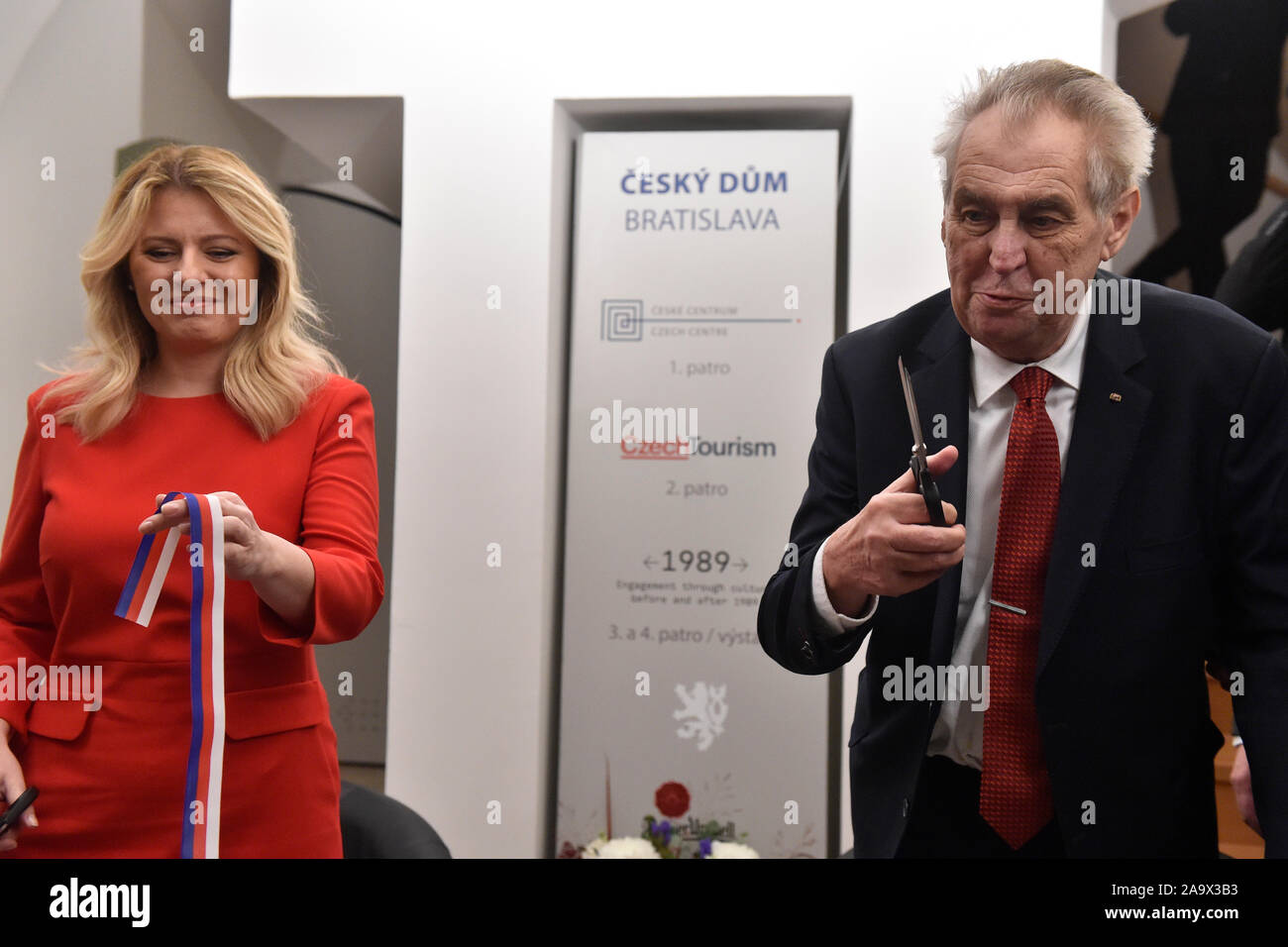 Bratislava, Slowakei. 16 Nov, 2019. Die tschechischen und slowakischen Präsidenten, Milos Zeman und Zuzana Caputova, feierlich eröffnet der Tschechischen Haus in Bratislava heute, am Samstag, den 16. November 2019, mit Zeman sagte, er wünsche für das Haus ein Ort der Begegnung und Freundschaft. Die Tschechische Republik hat das Haus, das ist das Zentrum der Tschechischen Aktivitäten in der slowakischen Hauptstadt, die vom Unternehmer Tomas Chrenek vermietet. Credit: Vaclav Salek/CTK Photo/Alamy leben Nachrichten Stockfoto