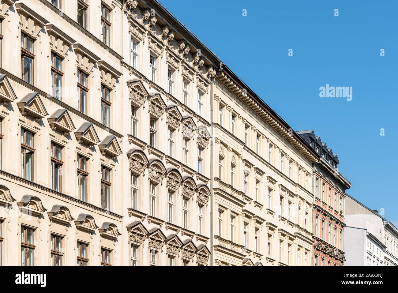 Low Angle View der traditionellen Wohnhäuser in Berlin Mitte, Deutschland Stockfoto