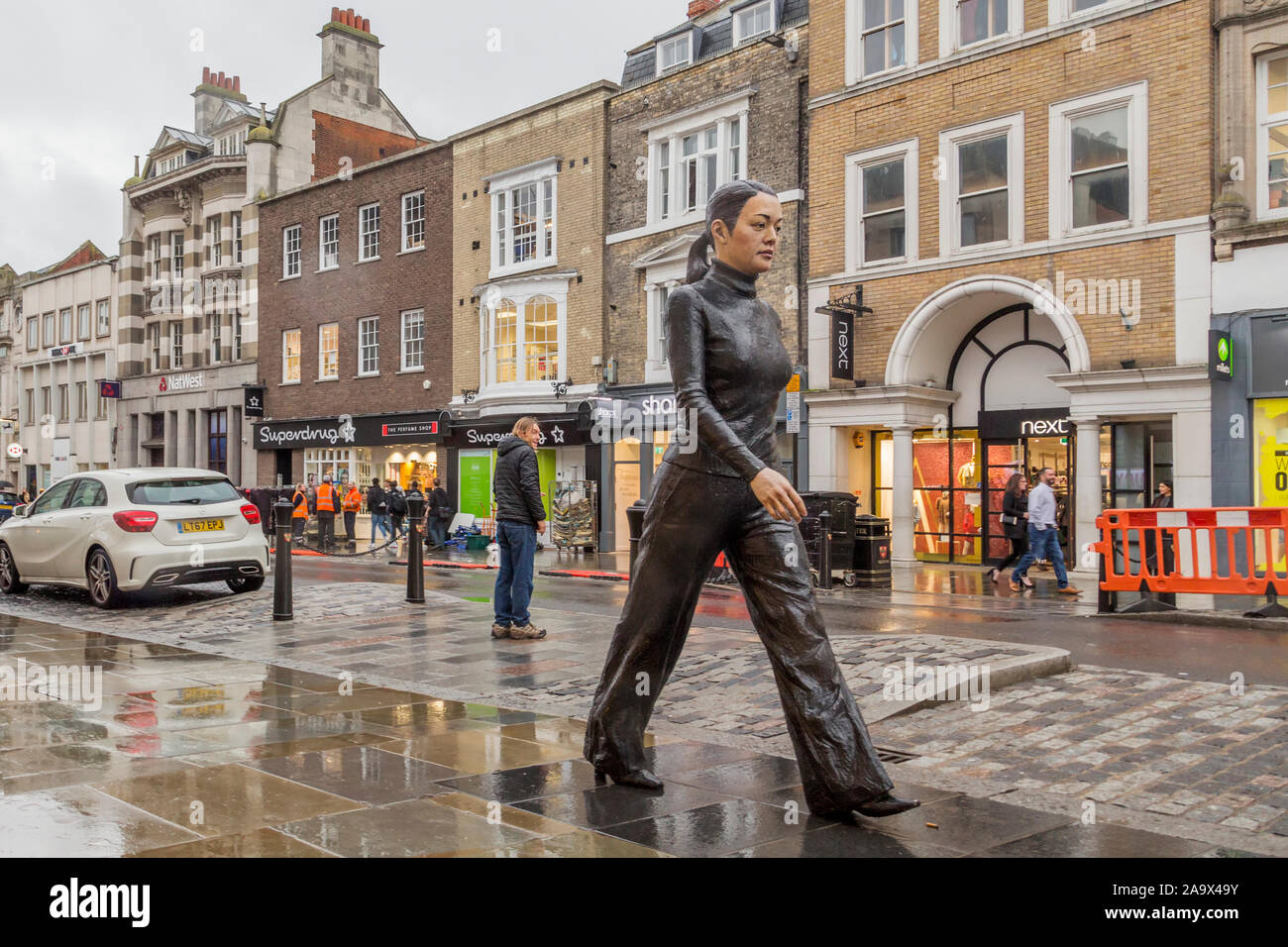 Das auffällige Walking Frau Bronzestatue des Bildhauers Sean Henry schreiten durch Colchester High Street. Stockfoto