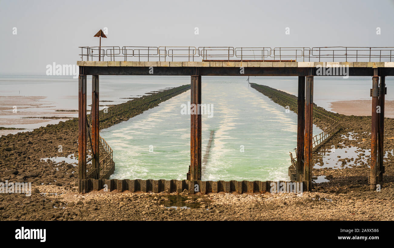 Der Rücklauf von Heysham Power Station, an der Küste der Irischen See in Heysham, Lancashire, England, Großbritannien Stockfoto