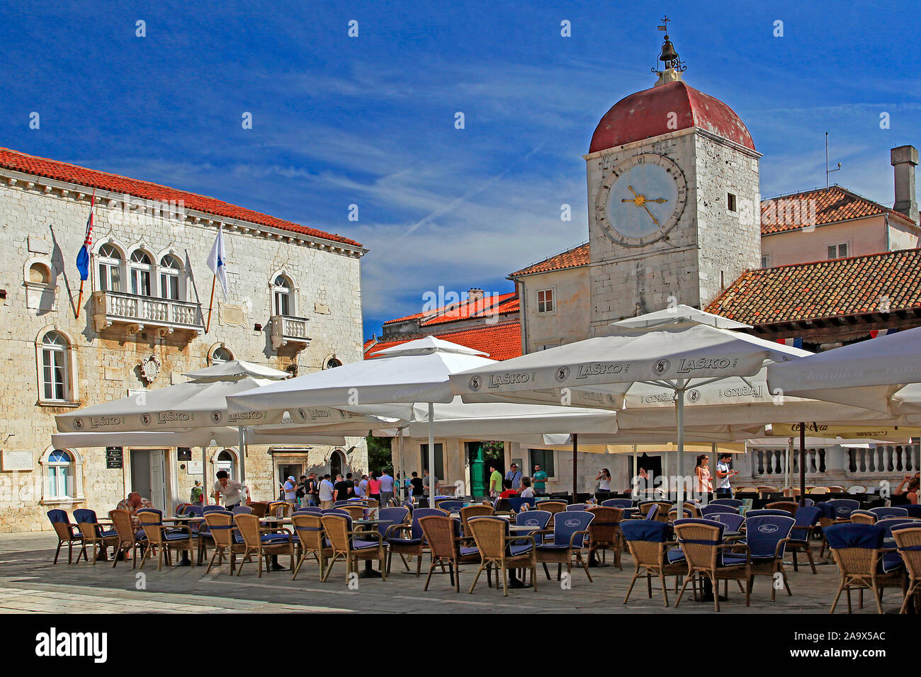 Stadt Loggia/Gradska Loza in der historischen Altstadt von Trogir, UNESCO Weltkulturerbe, Kroatien, Stockfoto