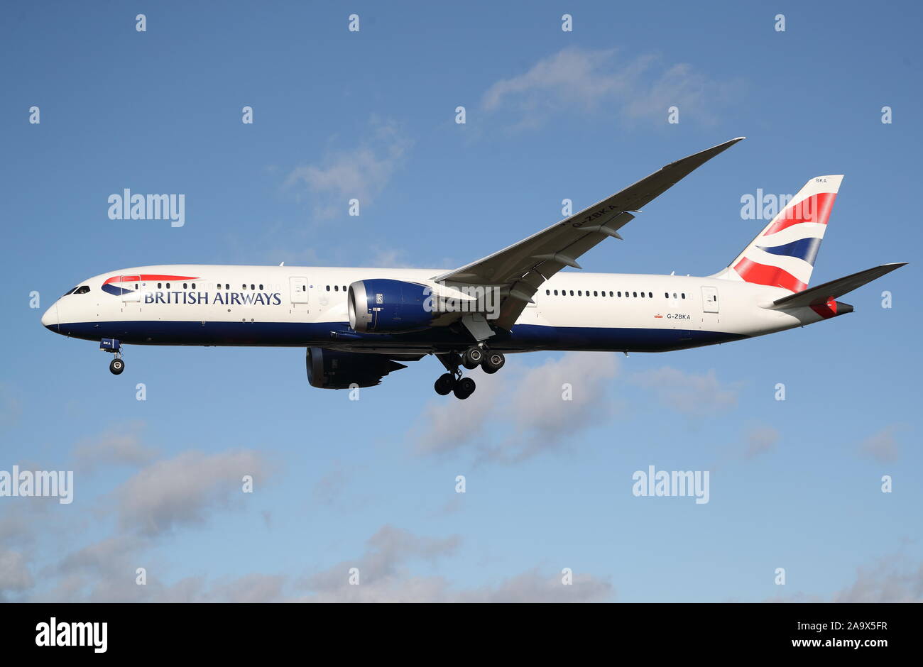 British Airways Boeing 787-9 Dreamliner G-ZBKA Landung in London Heathrow Flughafen, Großbritannien Stockfoto