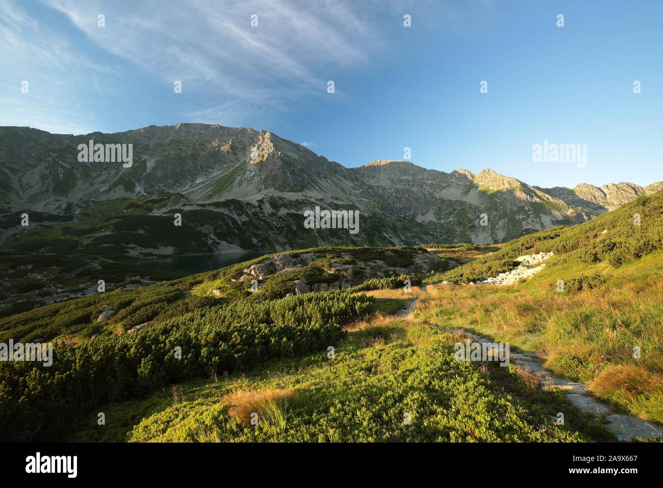 Nationalpark Tatra in der Morgendämmerung. Die Tatra sind die höchsten Gipfel der Karpaten auf 
