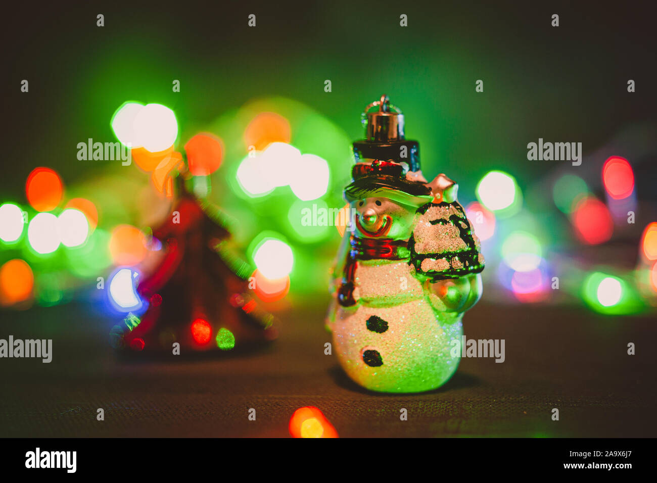 Weihnachten und neues Jahr Dekorationen und Girlanden Stockfoto