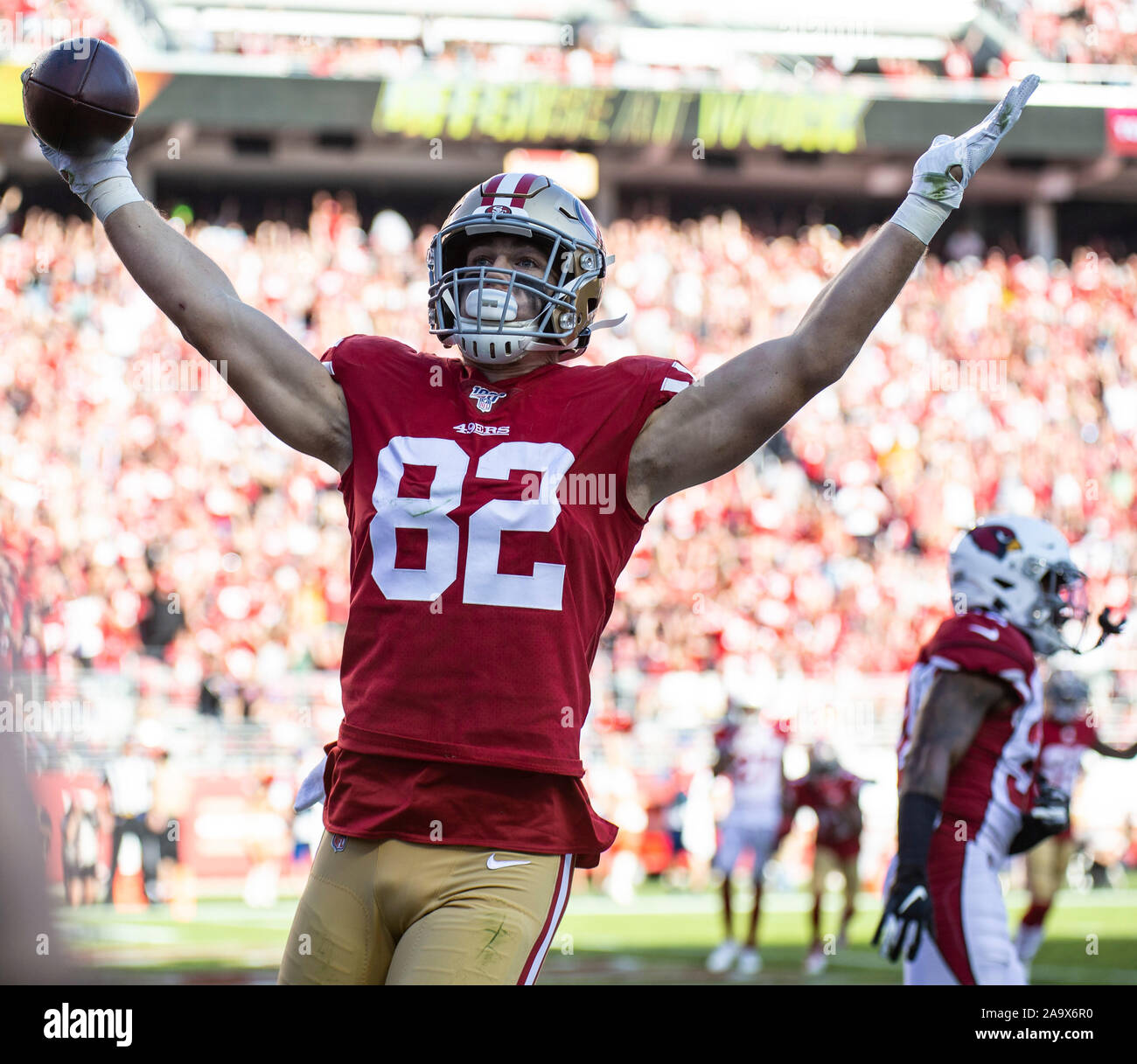 Santa Clara, Kalifornien, USA. 17. Nov, 2019. San Francisco festes Ende Ross Dwelley (82) fängt ein 4 Yard Touchdown Rezeption während der NFL Football Spiel zwischen den Arizona Cardinals und den San Francisco 49ers 36-26 bei Levi Stadion Santa Clara, Calif. Thurman James/CSM-Kredit gewinnen: Cal Sport Media/Alamy leben Nachrichten Stockfoto