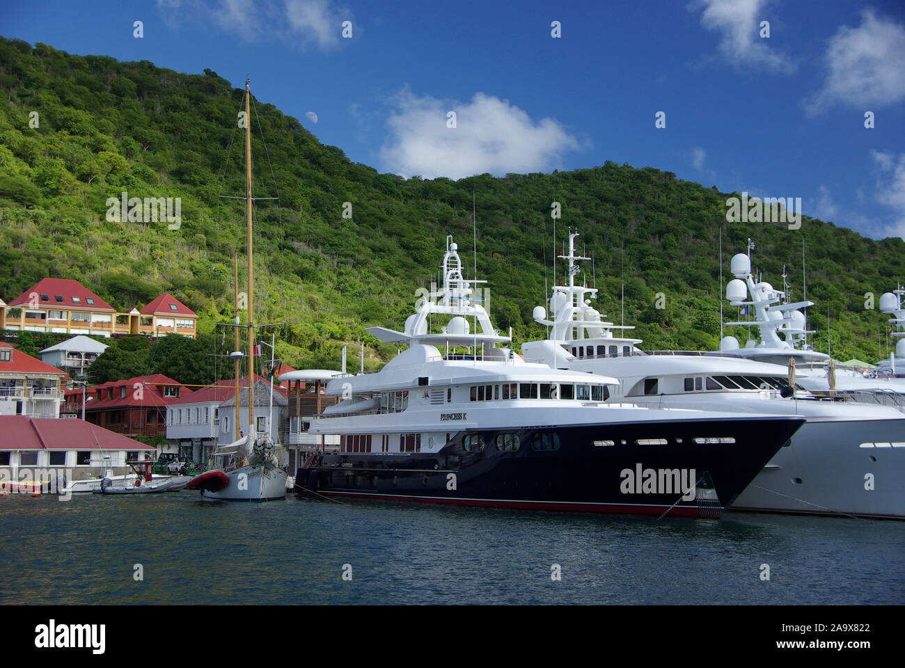 Karibik, Französische Antillen, Saint Barthelemy (St. Barth), Gustavia, Nobeljachten im Hafen Stockfoto