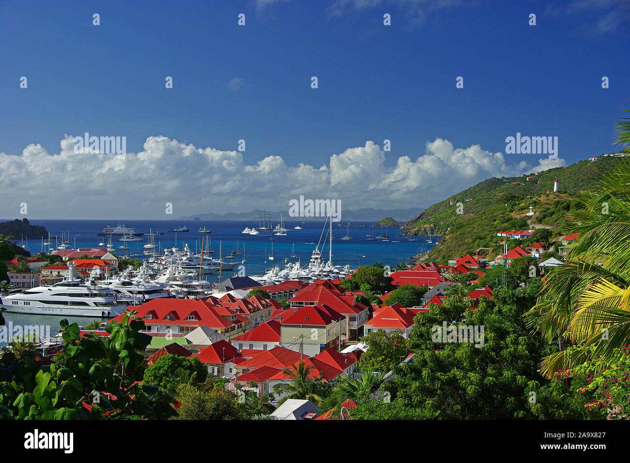 Karibik, Französische Antillen, Saint Barthelemy (St. Barth), Gustavia, Nobeljachten im Hafen Stockfoto