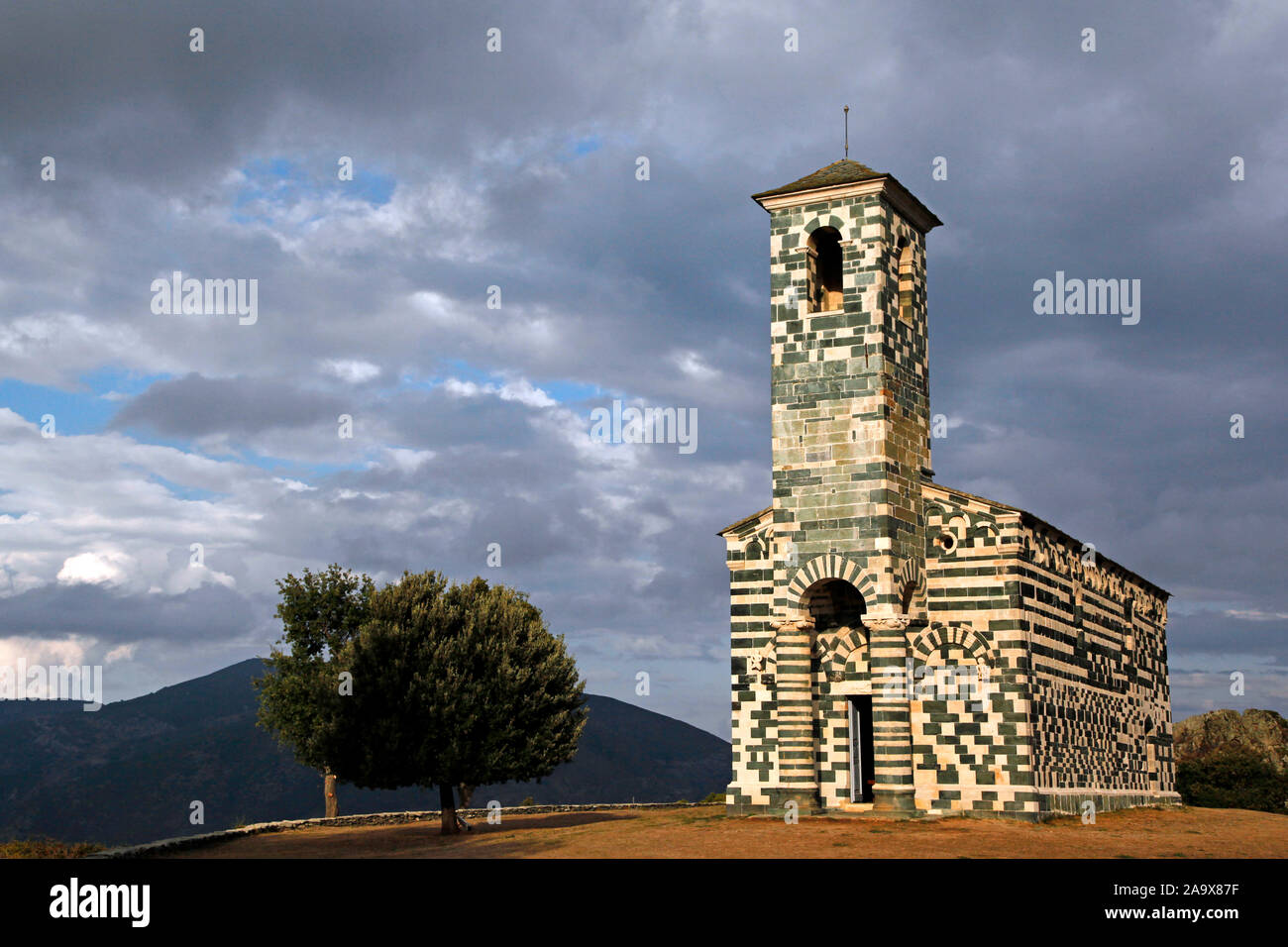 Die Kirche San Michele de Murato in der Gemeinde Nebbio auf Korsika Stockfoto