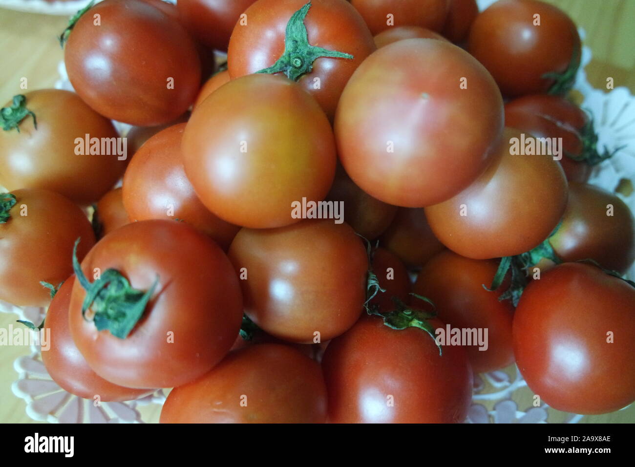 Nahaufnahme der rote Tomaten in Rot Warenkorb in den Markt für Verkauf. Eine Frucht Hintergrund für Text und Anzeigen Stockfoto