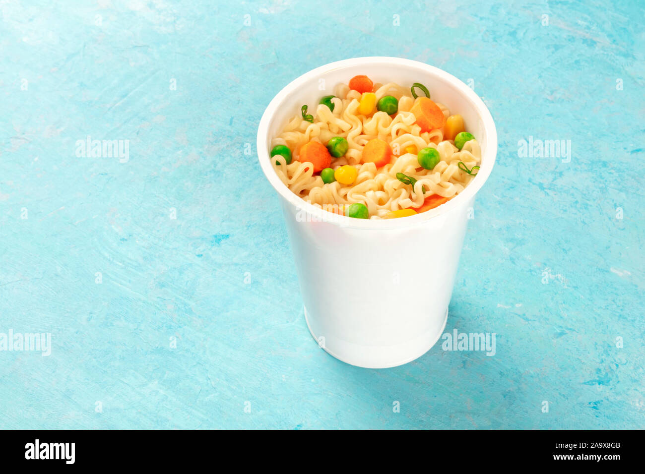 Ramen Schale, instant Soba-nudeln in einem Plastikbecher mit Gemüse und ein Platz für Text Stockfoto