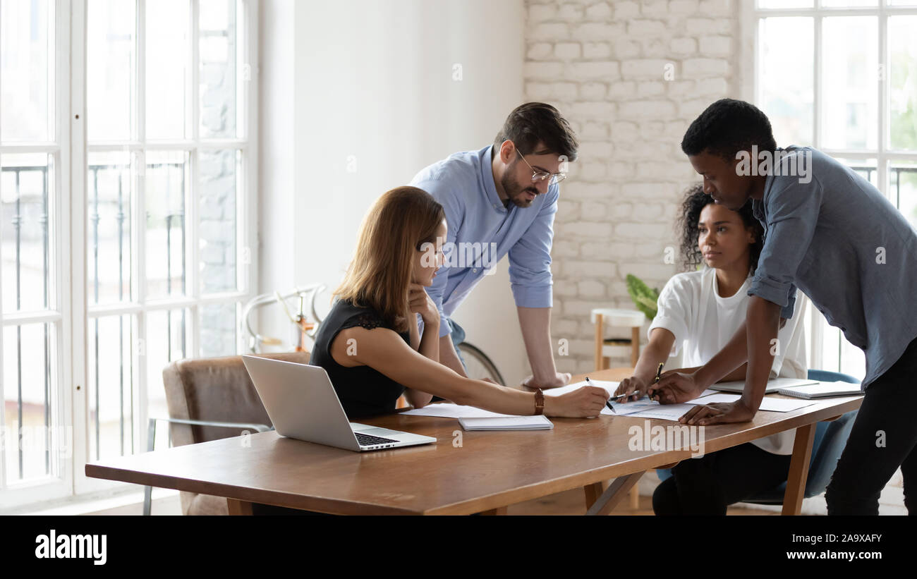 Junge afrikanische amerikanische weibliche team leader Hören multirassischen Kollegen. Stockfoto